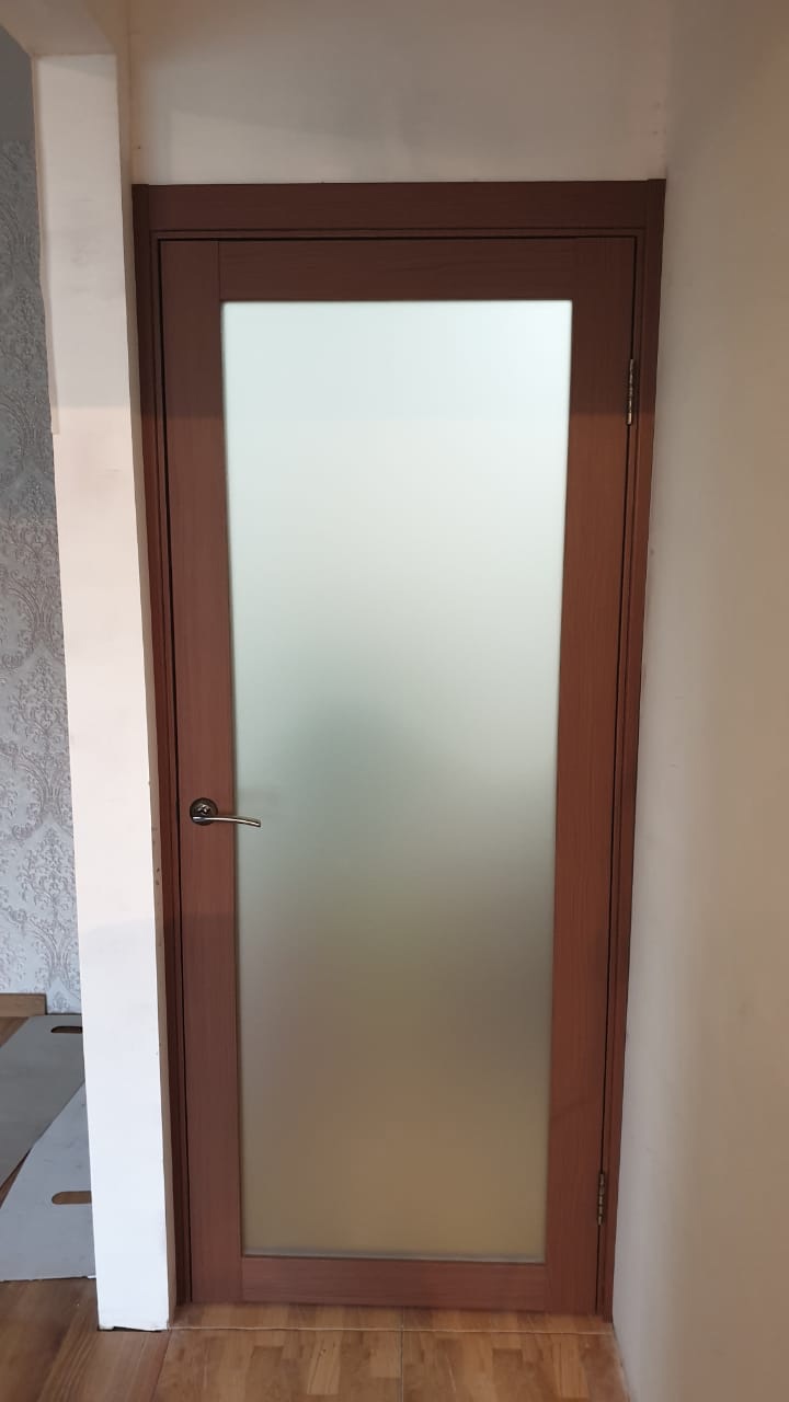 межкомнатная дверь со стеклом
